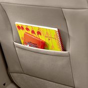 MAP POCKETS
Positioned on the back of front seats, they are ideal for storing documents, books and magazines.