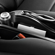 CENTRAL CONSOLE STOWAGE
Practical and easy to access for front-seat passengers.