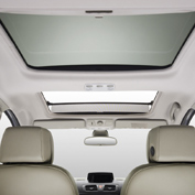 SUNROOF
The expansive electric sunroof, which opens on the front side, brings maximum light to the cabin and offers a panoramic view of the outside environment. 