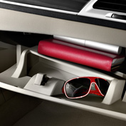 GLOVE BOX
With its generous volume, the glove box is lighted and refrigerated.