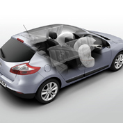 PROGRAMMED RESTRAINT SYSTEM
It includes a full set of airbags, including: dual chamber frontal thorax airbags, curtain airbags and front lateral thorax airbags.