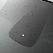 RAIN AND LIGHT SENSORS
The automatic speed front windshield wipers self-activate and adjust their speed depending on the intensity of rainfall. A light sensor automatically turns on the headlights when night falls or when you enter a tunnel.